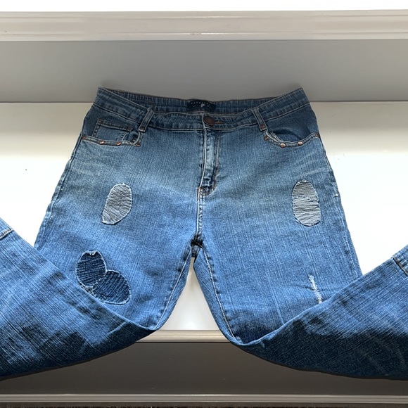 Parallel blue Jean capris with patchwork design - Picture 3 of 5